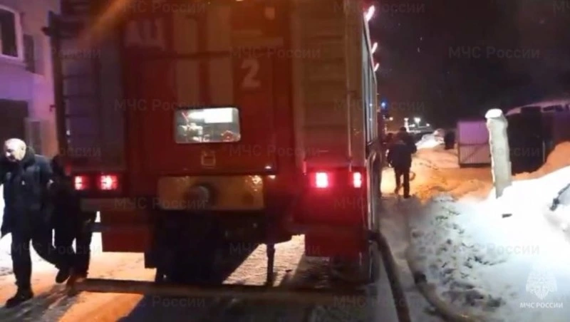 Вспыхнувший автомобиль в Южно-Сахалинске спасатели потушили за считанные минуты