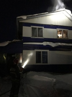 Пожарные потушили чердак одного из частных домов в Тымовском