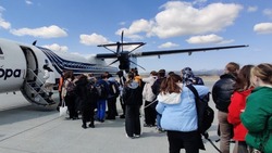 Школьники с Курил отправились домой на самолете после экскурсии по Сахалину