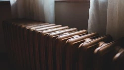 На Сахалине бездомный инвалид с документами ютится в подъезде жилого здания