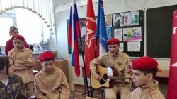 Волейбол на полу и песни под гитару: сахалинские школьники сыграли с ветеранами СВО