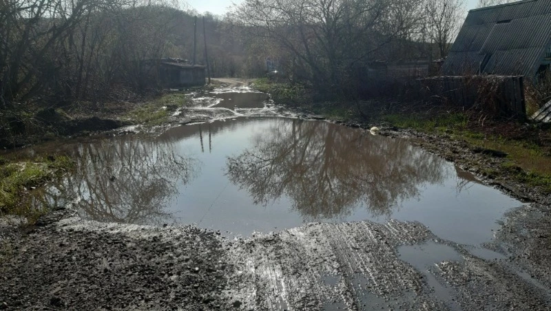 Огромная лужа перекрыла дорогу к селу на севере Сахалина     