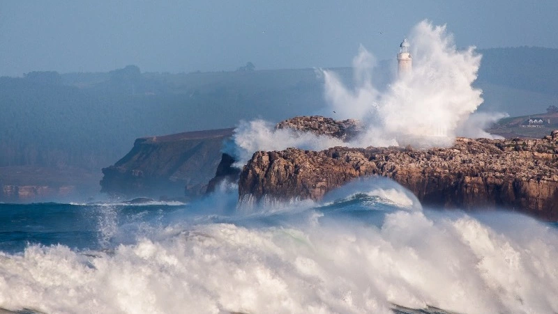 Шторм и шестиметровые волны в Охотском море прогнозируют  на 8 января