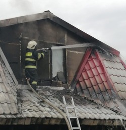Пожарные эвакуировали троих человек из горящей гостиницы в Тымовском 11 июня
