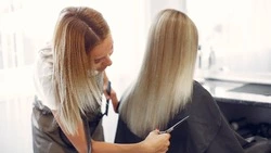 Лунный календарь стрижек на октябрь 2023: когда стричь и красить волосы