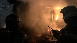 Пожарные оперативно ликвидировали возгорание бытовки в Южно-Сахалинске