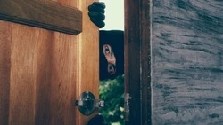 Житель Охи познакомился с пенсионером и обчистил его квартиру, пока тот спал