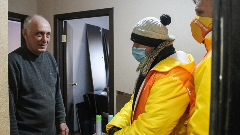 #МыВместе: корсаковские волонтеры передали продуктовые наборы семье погорельцев в Озерском