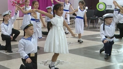 В одной из школ Южно-Сахалинска прошел офицерский бал