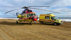 Двоих сахалинцев экстренно привезли в Южно-Сахалинск на вертолете