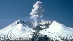 Вулкан Эбеко выбросил пепел на высоту 3 километра 16 апреля