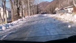 Единственная дорога до кладбища покрылась льдом в селе на юге Сахалина