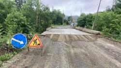 Непогода помешала ремонту моста в Долинском районе 