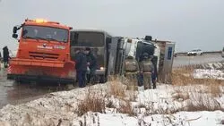 На Сахалине трасса превратилась в каток — бьются автобусы, спецтехника и легковушки