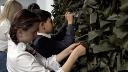 Школьники Южно-Сахалинска сделали маскировочную сеть для бойцов СВО