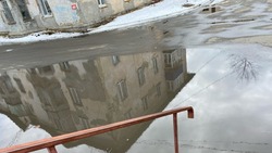 Перед приездом губернатора в Поронайске осушили двор, затопленный растаявшим снегом