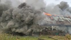 Фото с места крупного пожара в Тымовском районе опубликовали утром 20 октября