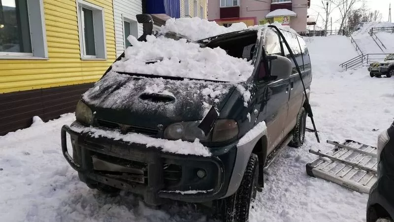 В Корсакове снежная глыба разбила иномарку и ранила водителя. «Управляйка» заплатит деньги