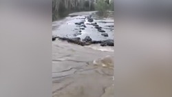 В сети появилось видео размытой дороги в Смирных