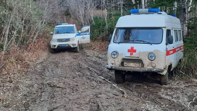 Пассажиров снегоболотохода, который перевернулся в лесной чаще, спасли на Сахалине