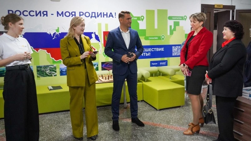 Обновление школы №6 Корсакова оценила министр образования Сахалинской области