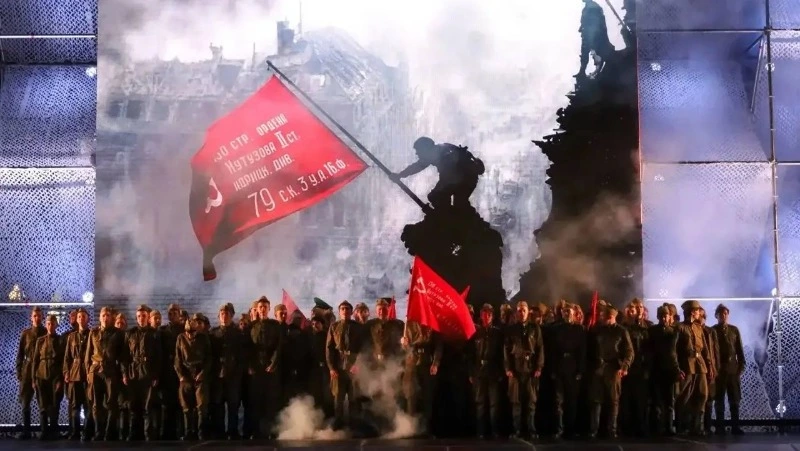 «Из памяти каждого складывается память народа»: 9 мая в Корсакове показали музыкальный спектакль