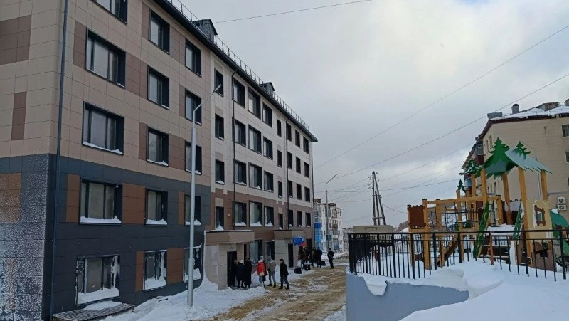 Ключи от квартир в новой «пятиэтажке» вручили жителям села в Холмском районе