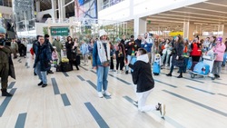 «Она сказала „Да!“»: девушка получила предложение в аэропорту Южно-Сахалинска