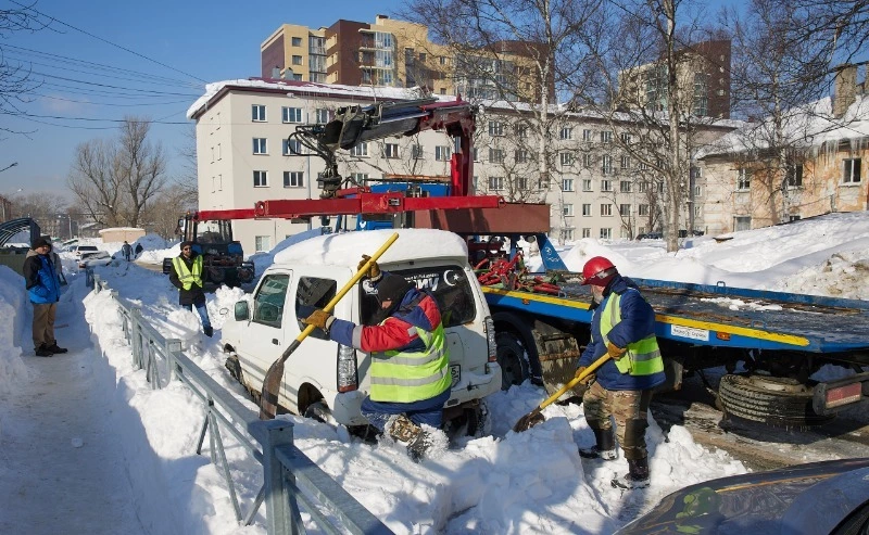 Брошенные после циклона авто в центре Южно-Сахалинска дорожники переставили