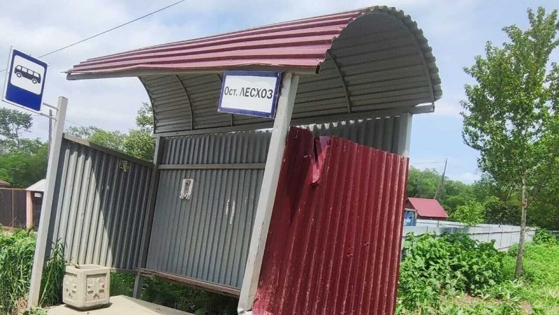 Вандалы разбили остановку «Лесхоз» в Долинском округе