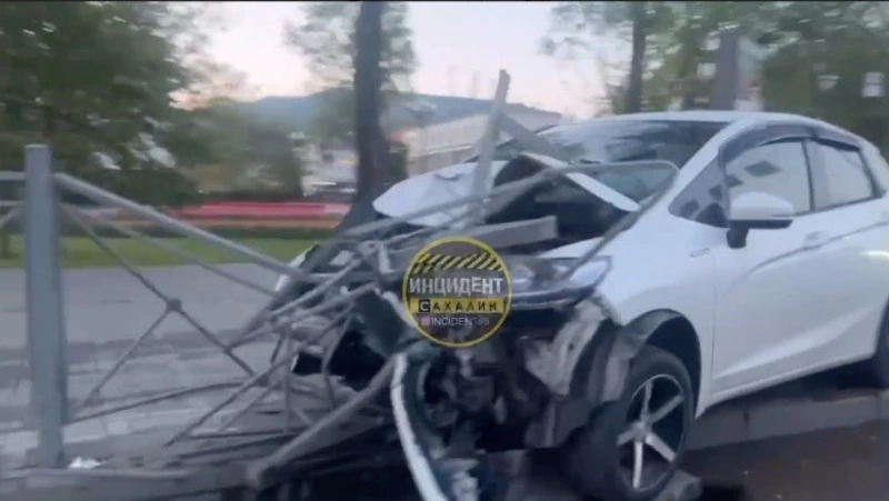 Водитель-лихач протаранил дорожное ограждение в Южно-Сахалинске