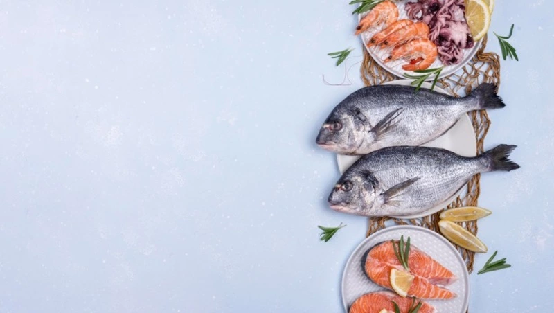 Свежую рыбу по 80 рублей за килограмм привезли в два магазина в Поронайске 19 июля