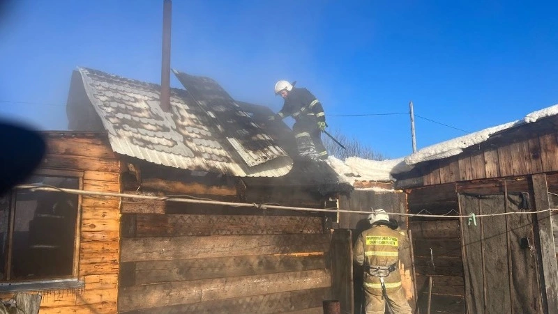 Одиннадцать сотрудников МЧС тушили горящий дом в СНТ на окраине Южно-Сахалинска