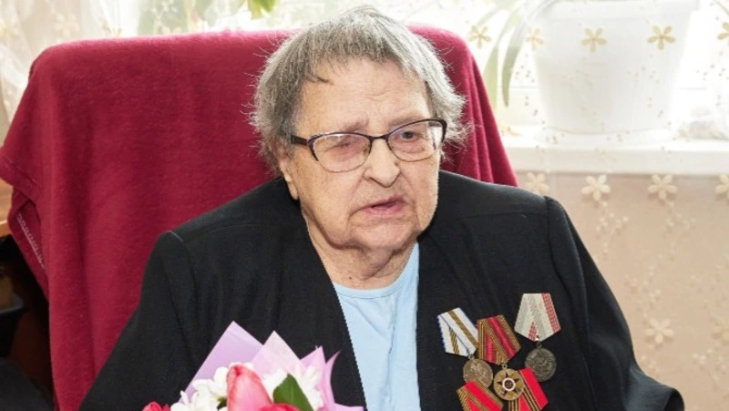 Ветерана Великой Отечественной войны Евгению Сахарук наградили юбилейной медалью к 80-летию Победы