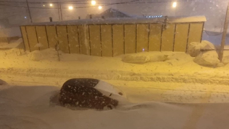 Власти Южно-Сахалинска призвали отпустить работников на удаленку — циклон усиливается