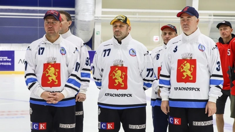 Команда из Красноярска одержала победу в турнире по мини-хоккею с мячом в Южно-Сахалинске