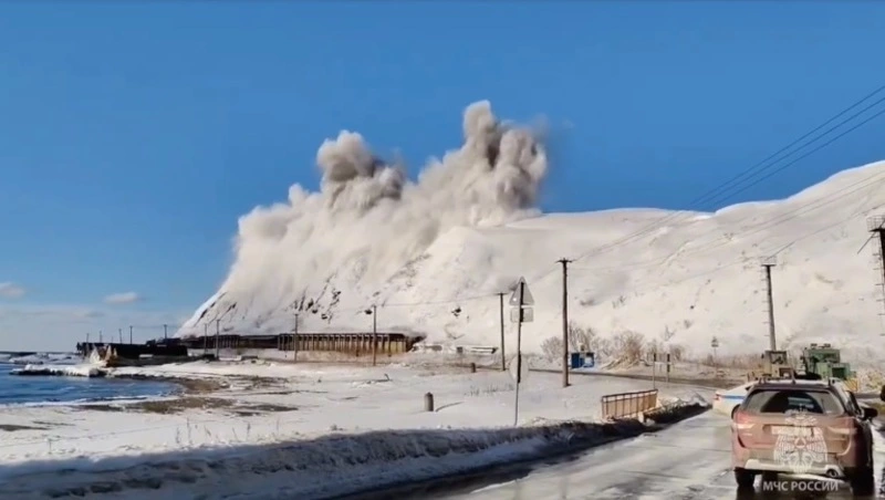 МЧС показало эффектные кадры операции по принудительному спуску лавин на Сахалине