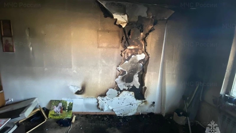 Пожарные спасли человека из горящей квартиры в Макарове