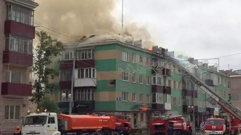 Восемь пожарных машин тушат многоэтажку в Южно-Сахалинске