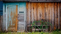 Охинская мэрия после горы жалоб сумела найти 23 миллиона на снос двух старых домов