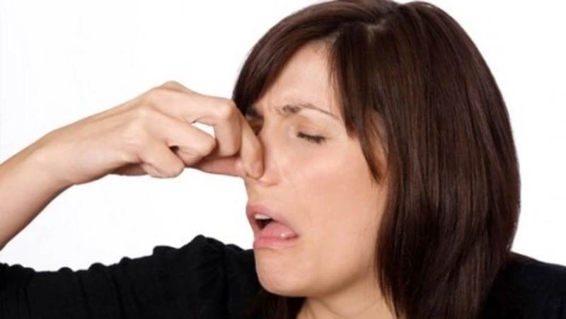 Жители Холмска пожаловались на реку из фекалий в подвале жилого дома 