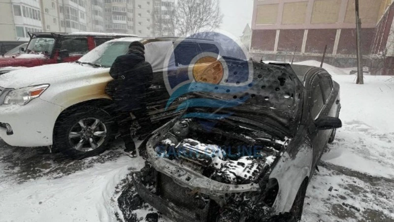 Появились фото и видео сгоревшего автомобиля на Сахалине, где пострадал мужчина