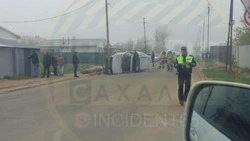 «Второй за полгода»: автомобиль упал на бок после столкновения со столбом в Охе