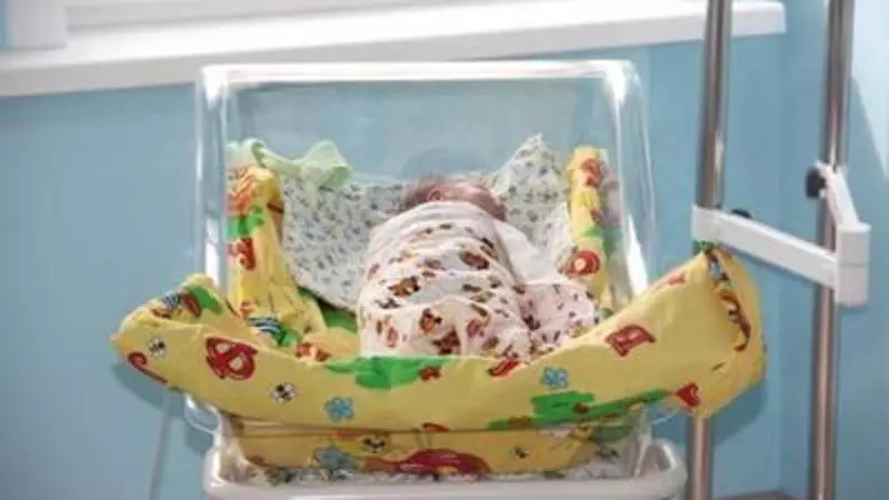 На Сахалине новорожденных малышей выписывают из роддома с подарками и дипломами