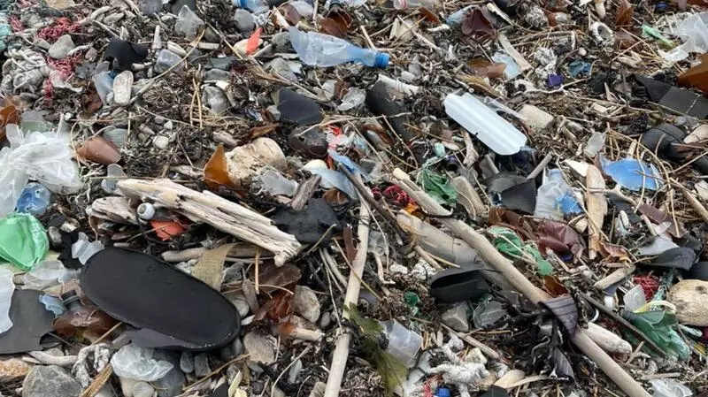 «Физически не смогли». Волонтеры не успевают вывозить весь мусор с популярного мыса на Сахалине