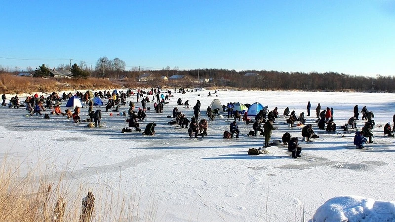 Сахалинские рыбаки оккупировали едва окрепший лед на реке Найбе