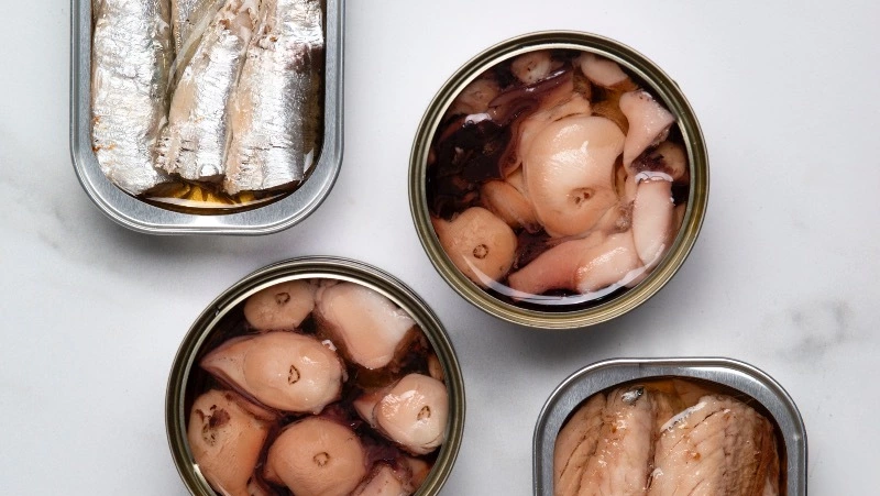 Бизнесмен получил штраф за поставку сельди вместо сайры в госучреждения Сахалина