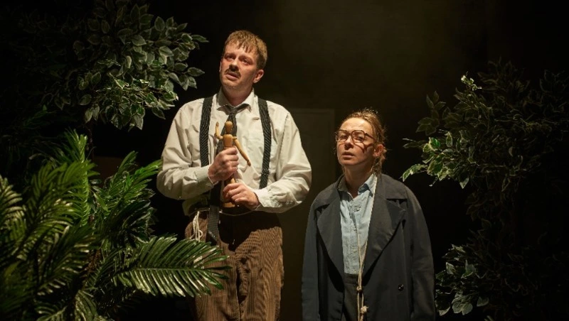 Бог пришел на сеанс психотерапии в премьерном спектакле Чехов-центра