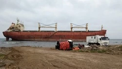 Китайский балкер An Yang 2, севший на мель у Сахалина, панируют вывести в море в августе 