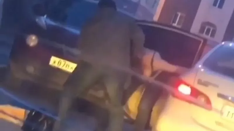 На Сахалине таксист выкинул из машины на асфальт полуголую девушку